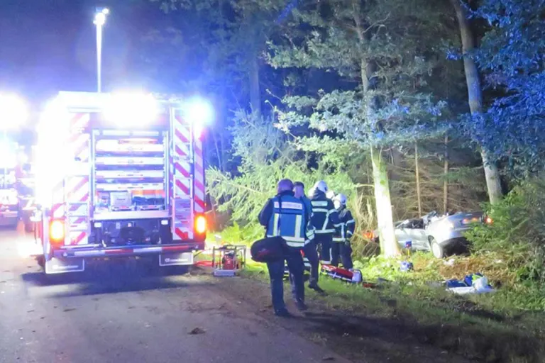 Iserlohn - Audi kracht gegen Baum - Fahrer tot