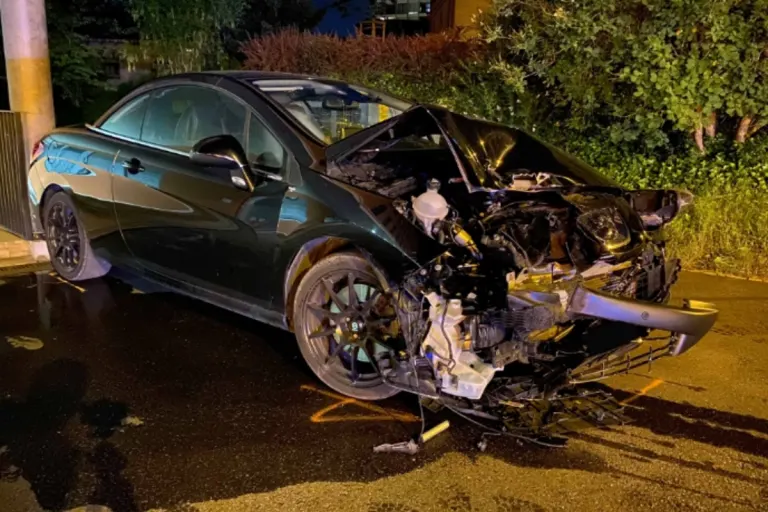 Heftiger Unfall in Cham ZG - Kollision nach einem Wendemanöver