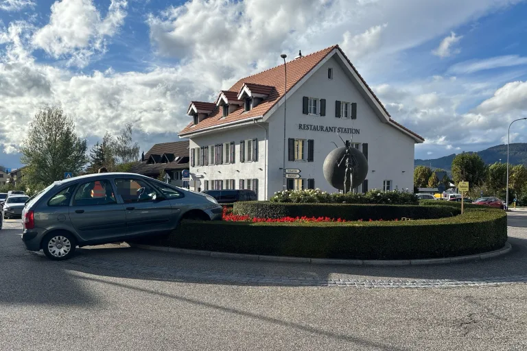 Däniken SO – Seniorin fährt geradeaus auf Kreiselinsel