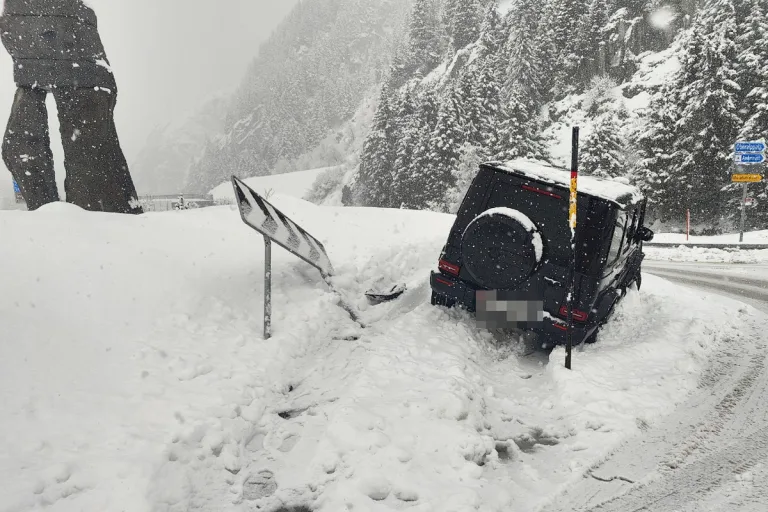 Andermatt UR - Zwei Unfälle bei winterlichen Strassenverhältnissen 