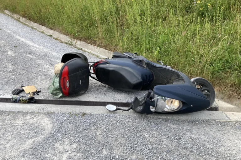 Schwändi GL - 42-jährige Rollerfahrerin nach Unfall verletzt