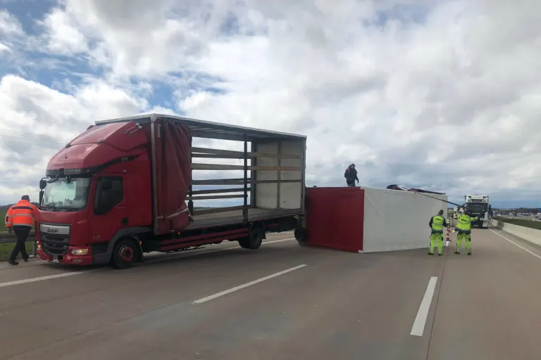 A4 Gera – Schwere Sturmböen kippen Lkw-Anhänger um!