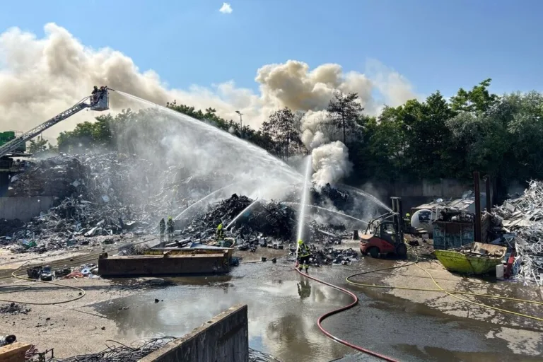 Waltenschwil AG - Entsorgungsmaterial in Flammen