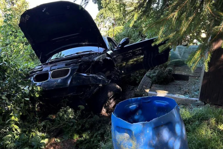 Samstagern ZH - Auto bei Unfall in die Luft katapultiert