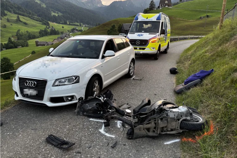 Nesslau SG – Rollerfahrer verliert Kontrolle und stürzt auf Fahrbahn