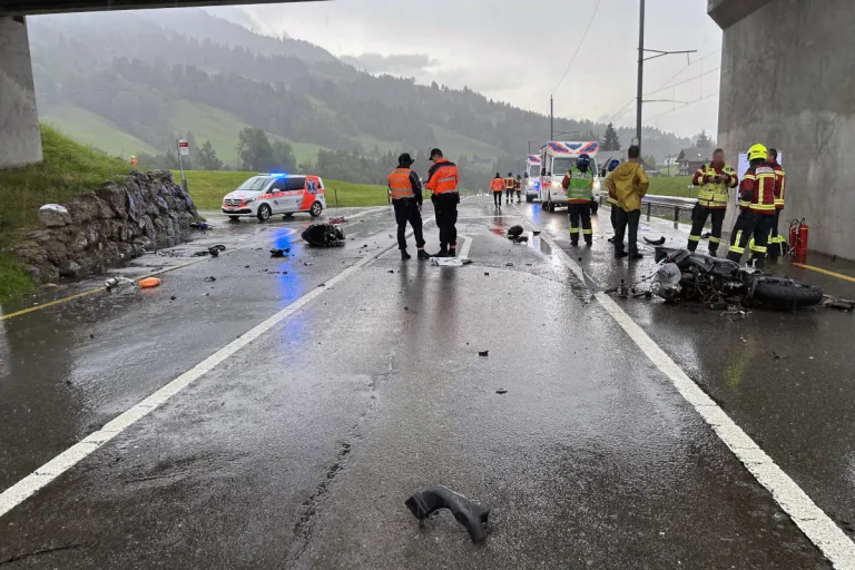 Unfall in Rothenthurm SZ – Zwei Töfffahrer nach Kollision schwer verletzt