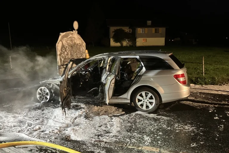 A3/Mollis GL - Auto während der Fahrt in Brand geraten