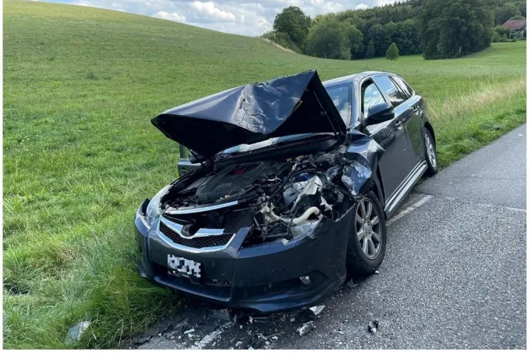 Mannens FR - Schwerer Unfall zwischen einem Auto und einem Bus 