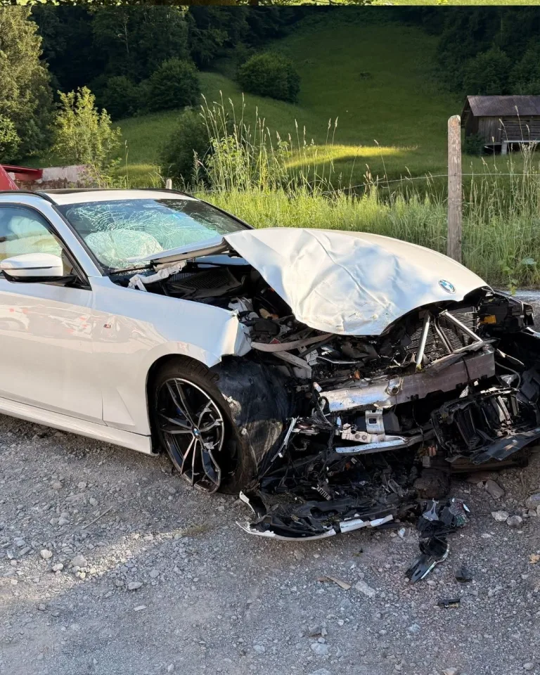 Engelberg OW – Auto prallt bei Unfall frontal gegen Baum