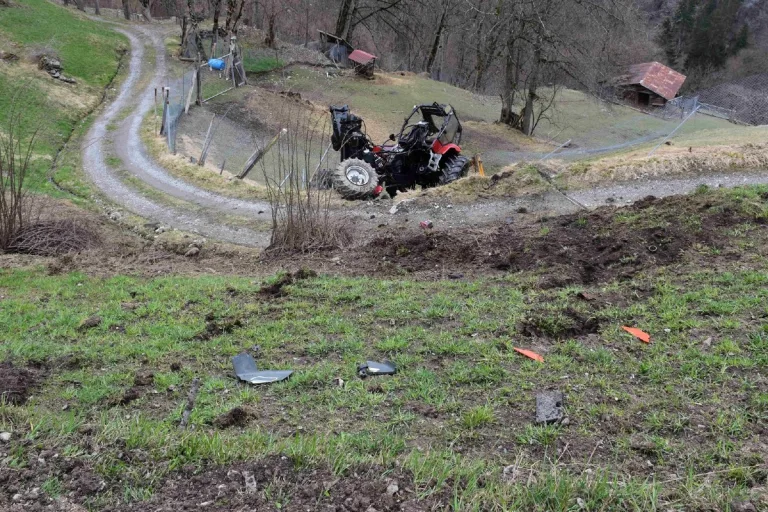 Drama in Seewis Dorf GR - Traktor überschlägt sich mehrmals - Junger Lenker schwer verletzt!