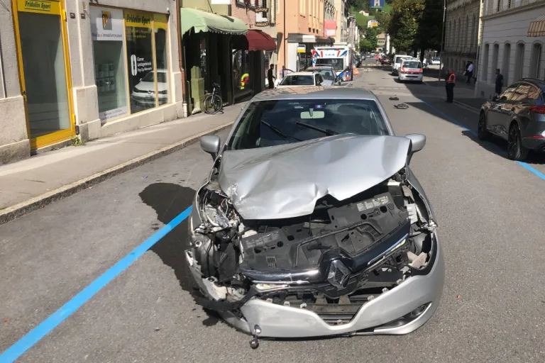 Glarus - Heftige Kollision mit drei Fahrzeugen