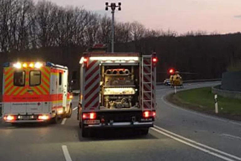 Unnau - Motorradfahrer kracht gegen Schutzplanke - tot!