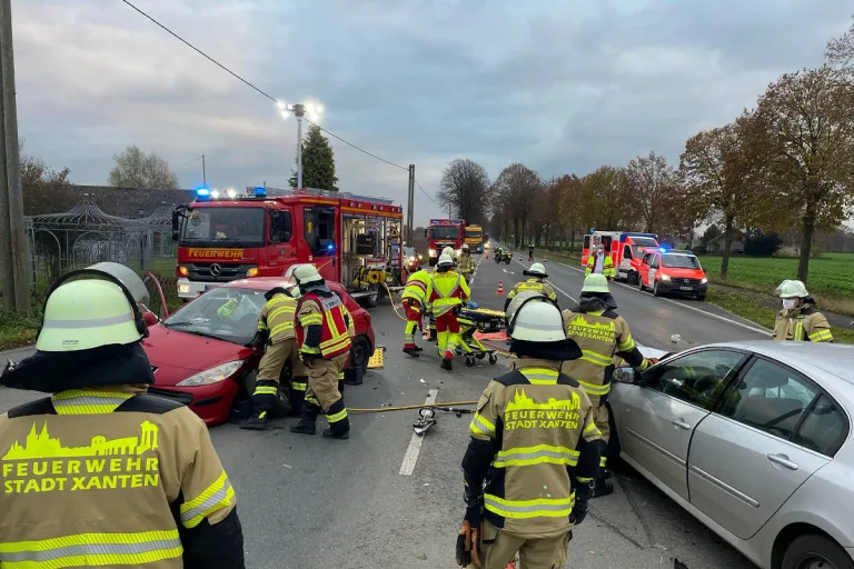 Xanten – Zwei Verletzte nach Kollision im Kreuzungsbereich