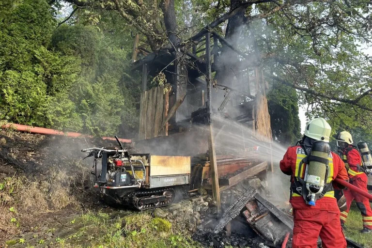 Goldingen SG - Brand in Baumhaus ausgebrochen 
