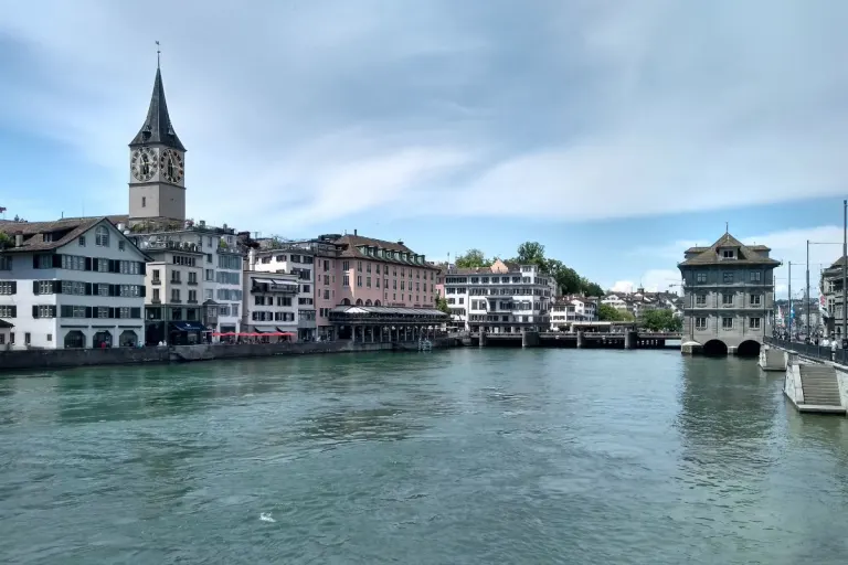 Im Kreis 1 wurde heute ein toter Mann aus der Limmat geborgen