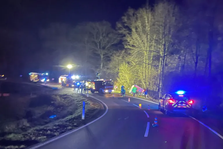 Pluwig – Zwei Verletzte bei Unfall von Rettungswagen in Kurve