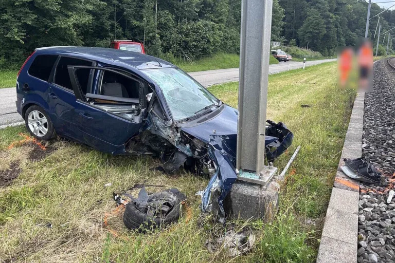 Bollingen SG - Beifahrer wird nach Unfall ins Spital geflogen