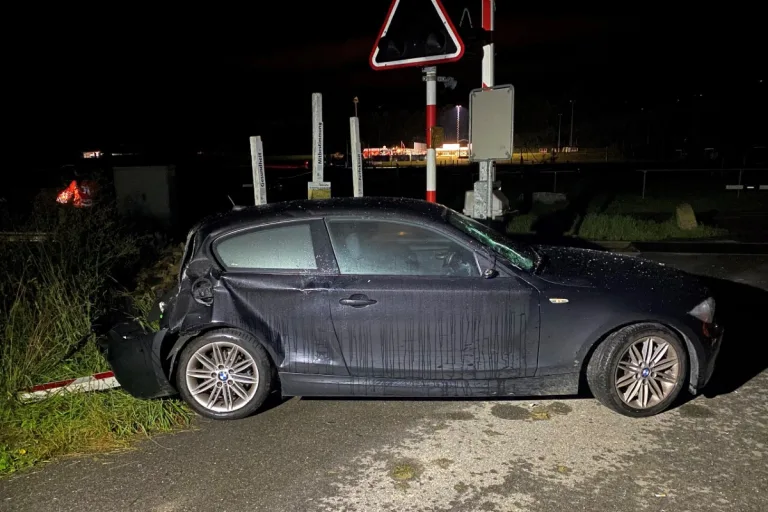 Andhausen TG -  BMW wird von Zug erfasst - Lenker stand unter Alkoholeinfluss