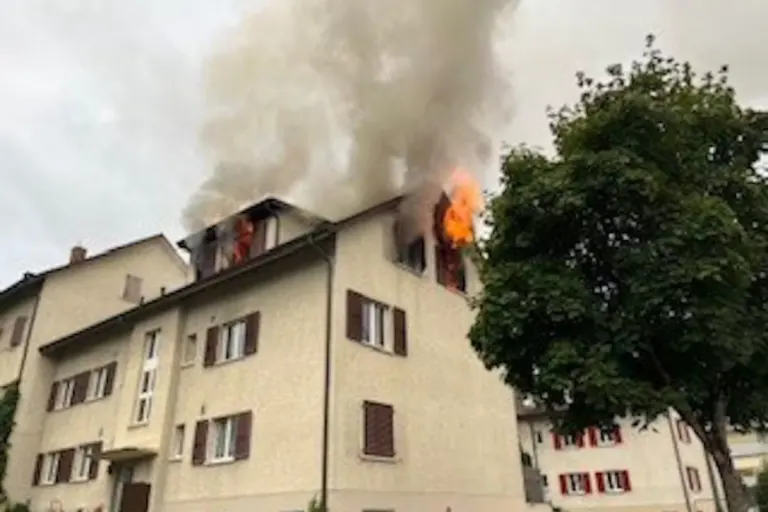 Niederwangen BE – Dach von Mehrfamilienhaus in Brand