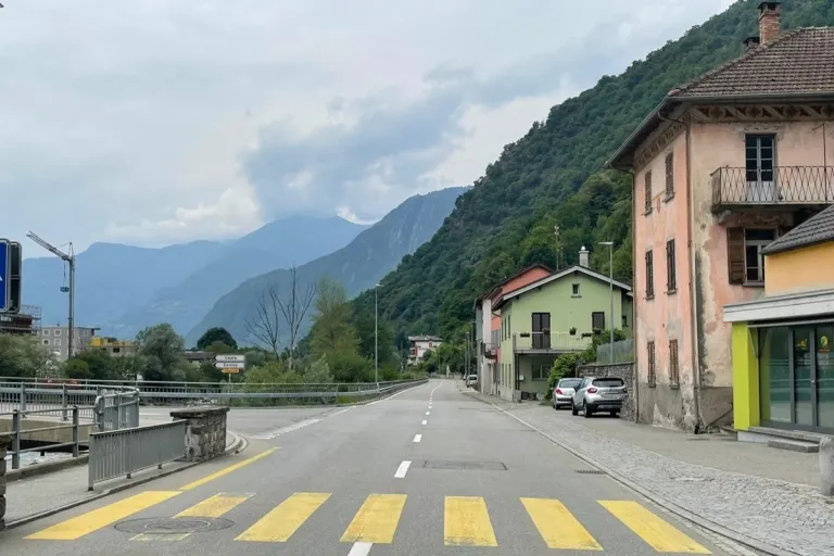Roveredo GR – Raser mit 101 km/h innerorts unterwegs