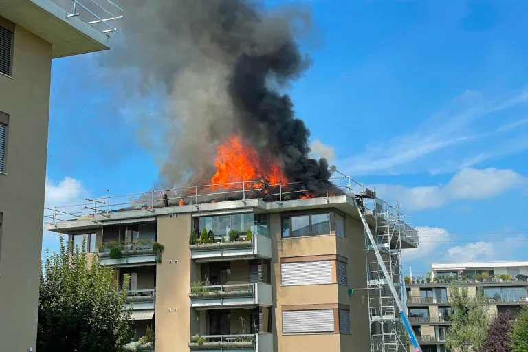 Rothenburg LU – Dachstockbrand und Explosion in einem Mehrfamilienhaus