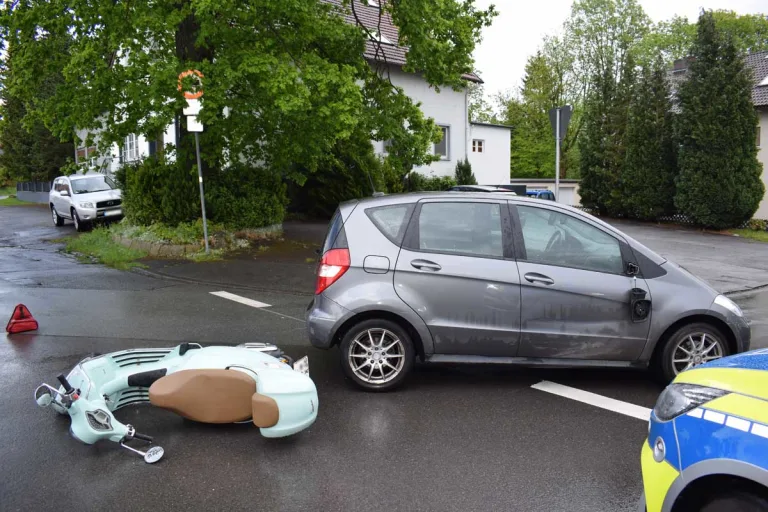 Herford - Seniorin übersieht 16-jährige Rollerfahrerin