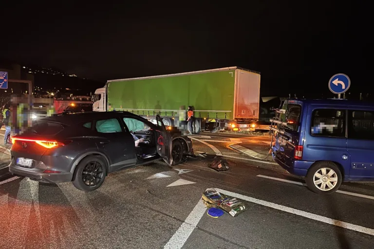 St. Margrethen SG - Verkehrsunfall mit zwei Autos und einem Sattelmotorfahrzeug auf der A1 Autobahnausfahrt 