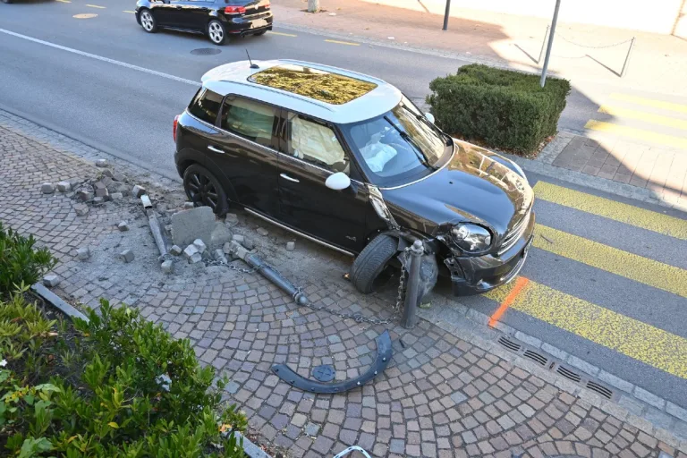 Vaduz FL - Autolenkerin prallt mit Mini in Eisenpfosten und verletzt sich