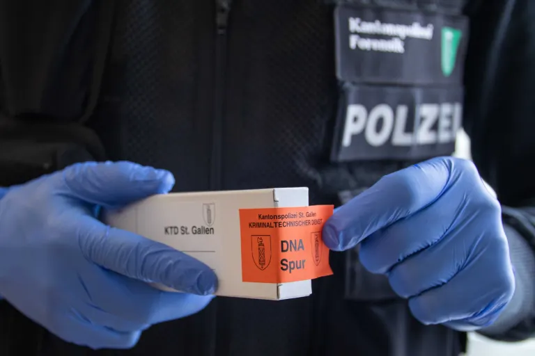 Uznach SG – Einbrecher stehlen Bargeld und Alkoholflasche
