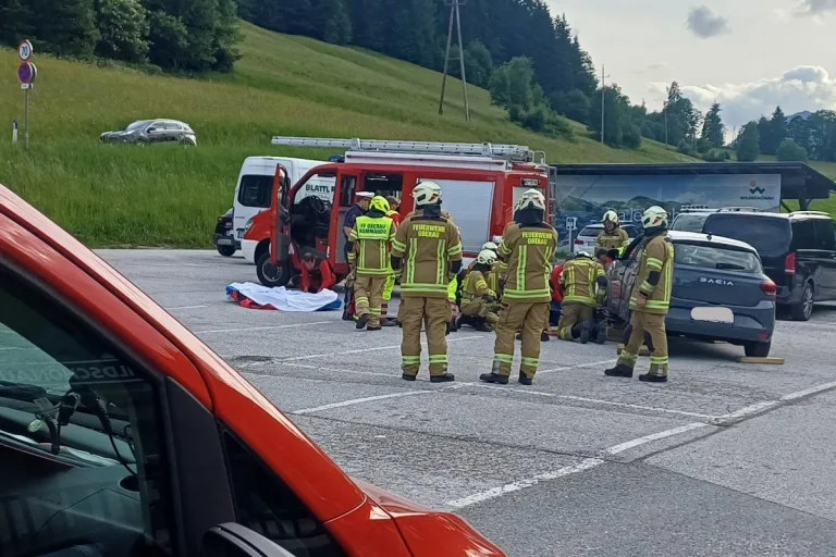 Oberau – Mopedfahrer nach Unfall unter Auto eingeklemmt