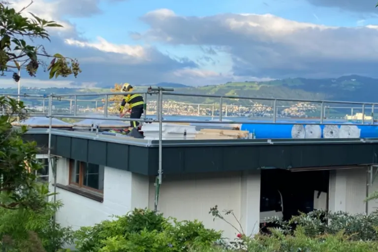 Hünenberg ZG - Bewohner und Feuerwehr löschen Glimmbrand