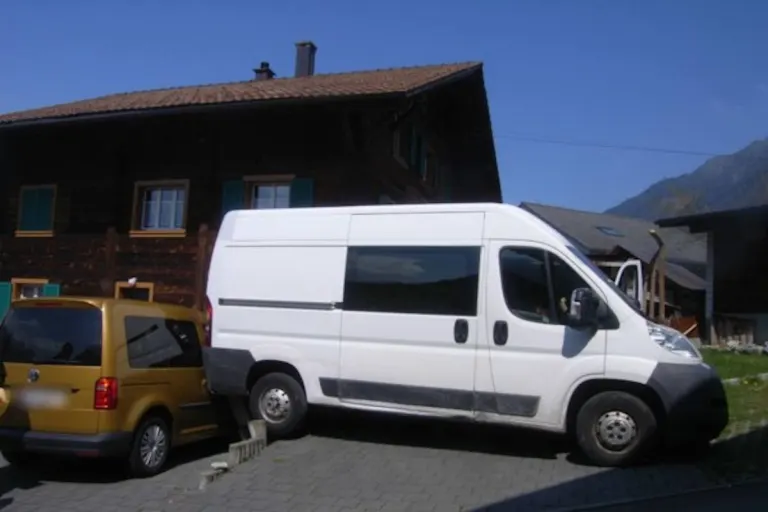Schattdorf UR – Parkierter Lieferwagen macht sich selbständig