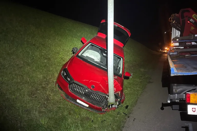 Unfall in Oberegg AI – Unter Alkoholeinfluss mit Strassenlampe kolllidiert