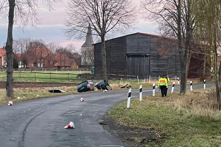 Goslar NI – Zwei 24-Jährige bei Alleinunfall schwer verletzt