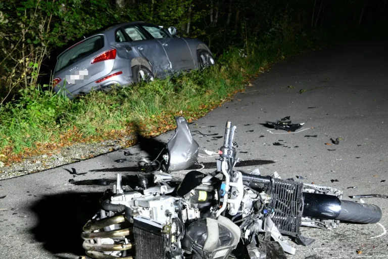 Küttigen AG - Junger Motorradlenker nach Frontalkollision schwer verletzt
