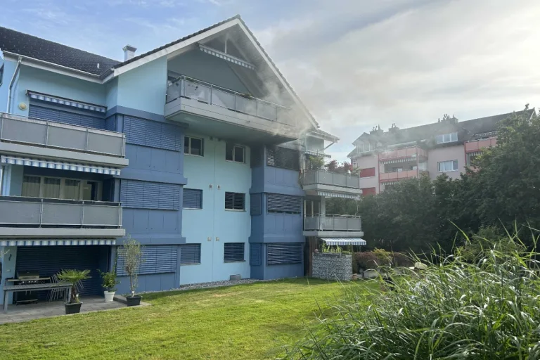 Buttikon SZ - Brand in Mehrfamilienhaus