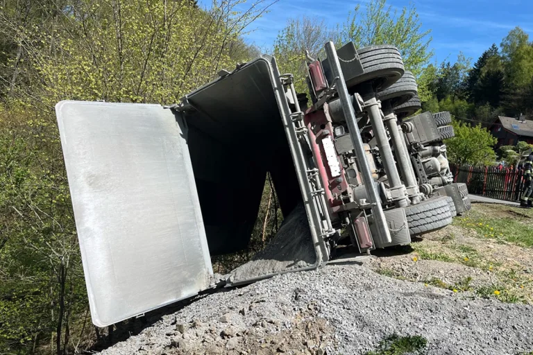 Bergneustadt – Lkw kippt beim Entladen um