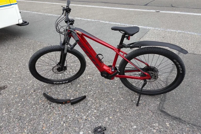 Unfall in Tübach SG – Auto touchiert E-Bike 