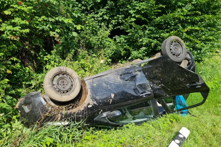 Königsau – Fahrzeug überschlägt sich auf B421