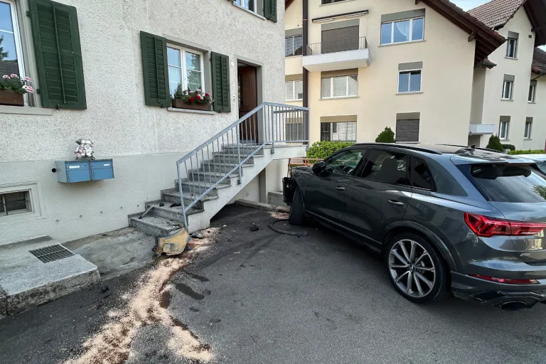 Unfall in Affeltrangen TG – Autofahrer kollidiert mit Auto und Treppe