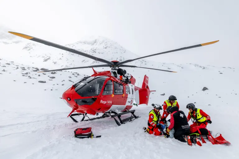 Rega fliegt 2025 mehr Einsätze und hilft täglich 36 Patienten