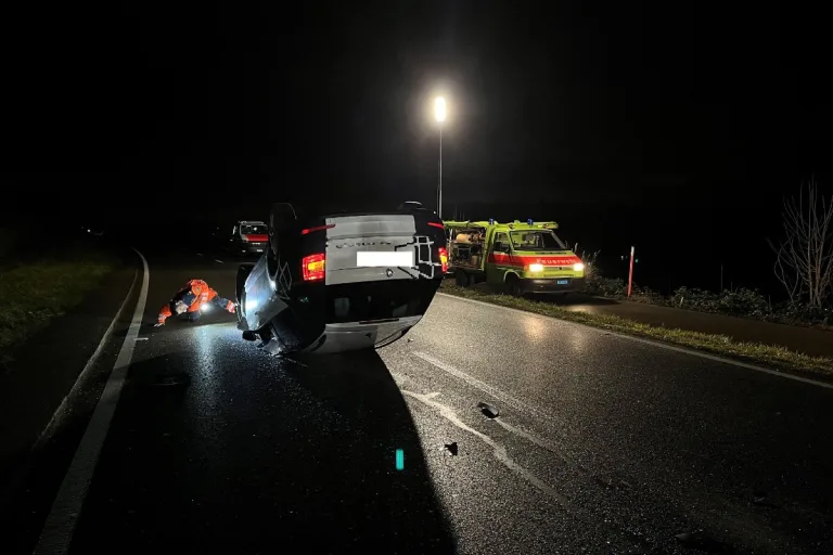 Otelfingen ZH - Auto überschlägt sich nah Überholmanöver