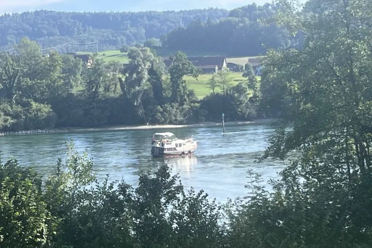 Hemishofen SH - Schiff auf Kiesbank des Rheins aufgelaufen