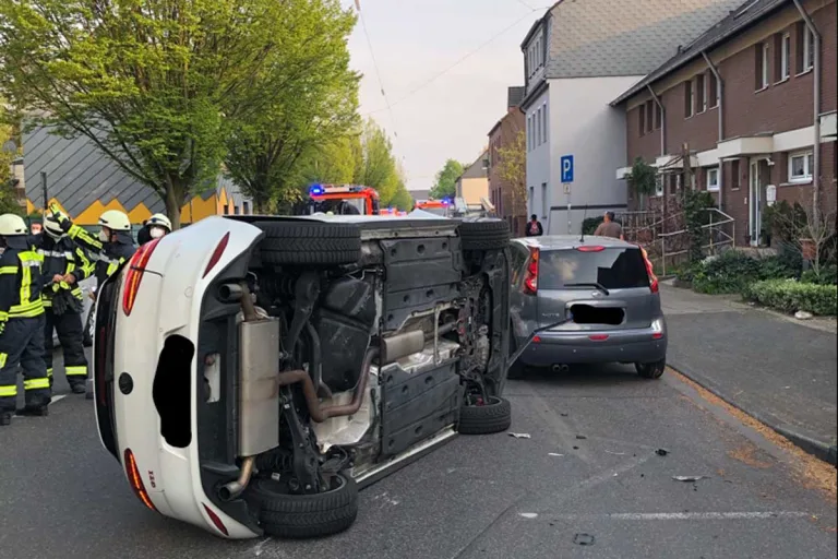 Langenfeld - Schwerer Unfall - Junge Frau mit VW verunfallt 