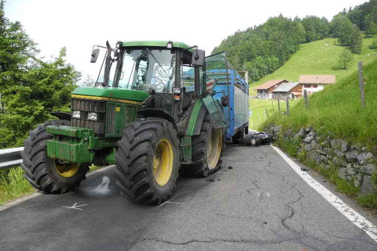 Rickenbach SZ – Verletzter Motorradfahrer nach Kollision mit Traktor