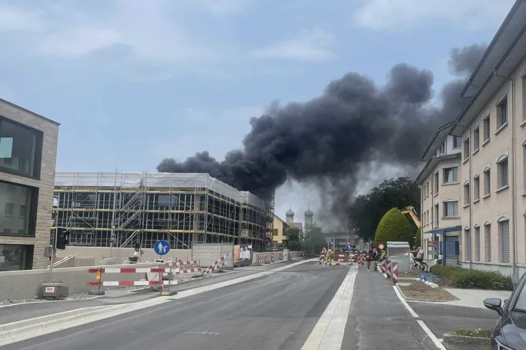 Lachen SZ - Feuerwehr löscht Brand auf einer Baustelle