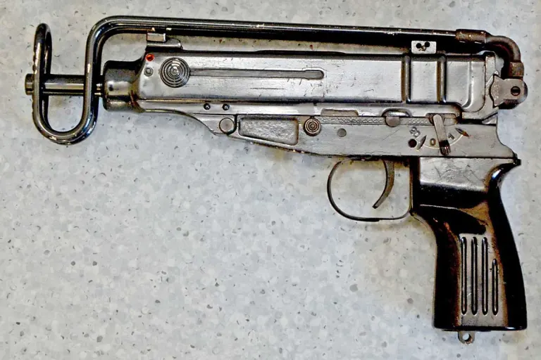 Monheim am Rhein - Polizei stellt zwei Maschinenpistolen sicher 