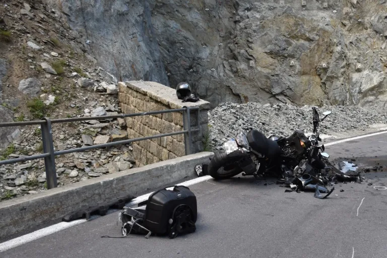 Drama in Curaglia GR - Motorradfahrer nach Kollision mit Auto tot
