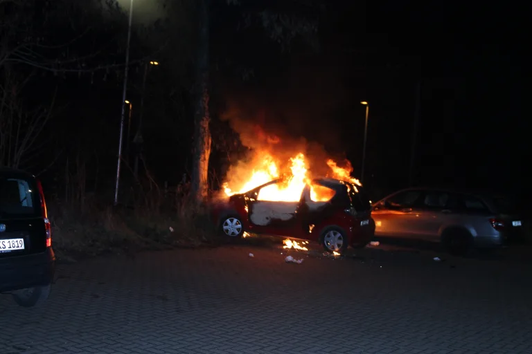 Jüchen – Auto in Vollbrand: Mercedes und Baum in Mitleidenschaft gezogen