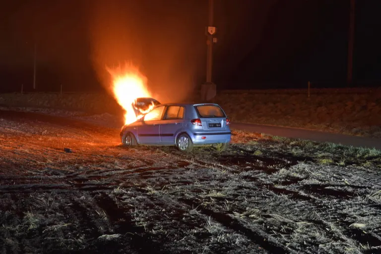 Mauensee LU – Auto gerät nach Irrfahrt über Acker in Brand